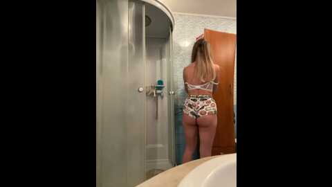 Media: lady_dee Bongacams 2023-12-27 18:14:00