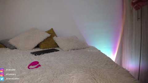 Media: _arianalzate_ Chaturbate 2023-09-19 02:02:00