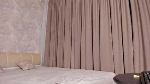 Media: emilybatee Chaturbate 2023-09-27 15:48:00