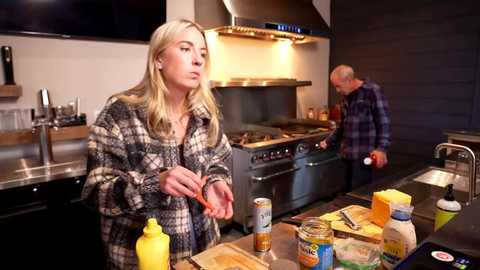 Media: blondefoxsilverfox Chaturbate 2023-10-02 00:48:00