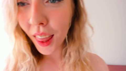 Media: loopcia Chaturbate 2023-10-02 07:00:00