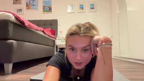 Media: sarahsapling Chaturbate 2023-10-04 17:22:00