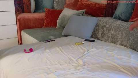 Media: malenahot525 Chaturbate 2023-10-05 08:21:00