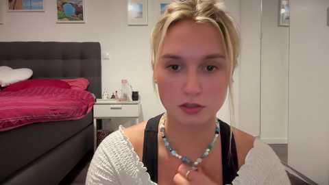 Media: sarahsapling Chaturbate 2023-10-05 19:07:00