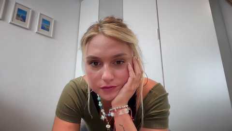 Media: sarahsapling Chaturbate 2023-10-07 13:46:00
