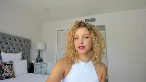 Media: theislandgirl Chaturbate 2023-10-07 18:31:00