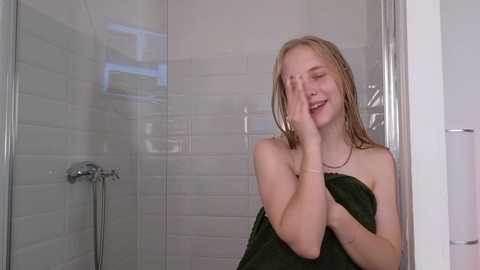 Media: appr0ved Chaturbate 2023-10-08 15:01:00