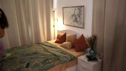 Media: wine_on_lips Chaturbate 2023-10-10 09:56:00
