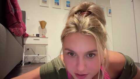 Media: sarahsapling Chaturbate 2023-10-13 18:55:00