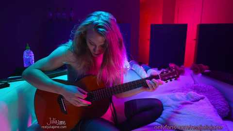 Media: realjuliajane Chaturbate 2023-10-18 07:10:00