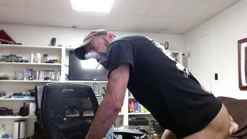 Media: hardworkertn Chaturbate 2023-10-21 02:04:00