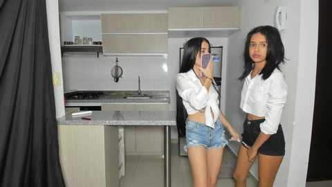 Media: thegirls_girls Chaturbate 2023-10-21 04:57:00