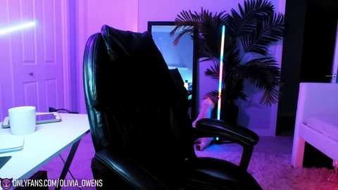 Media: oliviaowens Chaturbate 2023-10-25 14:24:00