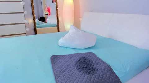 Media: kittycaitlin Chaturbate 2023-10-27 01:44:00