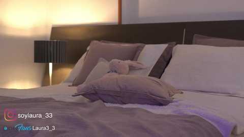 Media: laura3_3 Chaturbate 2023-11-04 01:43:00