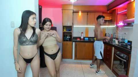 Media: secrethause71605 Chaturbate 2023-11-04 07:23:00