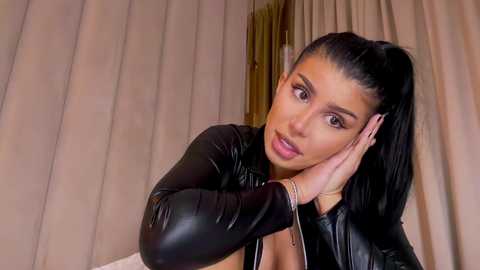 Media: moniqueeass Chaturbate 2023-11-22 13:12:00
