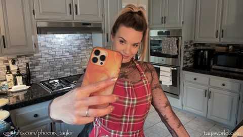 Media: phoenix_taylor Chaturbate 2023-11-22 22:50:00