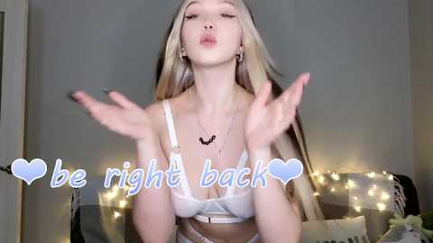Media: small_blondee Chaturbate 2023-12-10 22:02:00