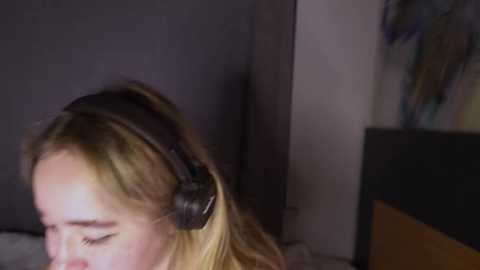 Media: kristyspiritedaway Chaturbate 2023-12-15 19:59:00
