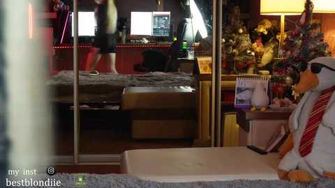Media: bestblondiiecb Chaturbate 2023-12-17 21:45:00