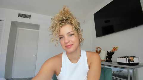 Media: theislandgirl Chaturbate 2023-12-17 19:22:00