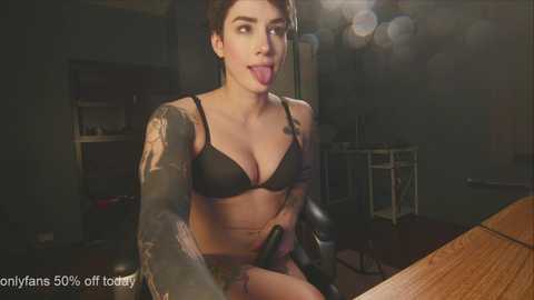 Media: aynmarie Chaturbate 2023-12-18 02:35:00