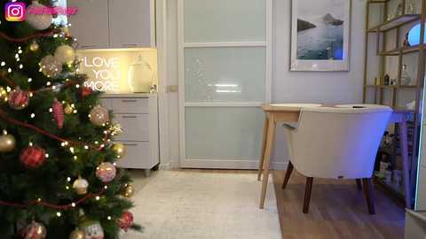 Media: imrealsugar Chaturbate 2023-12-18 20:26:00