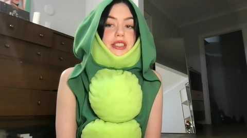 Media: littlesugarpea Chaturbate 2023-12-18 02:33:00