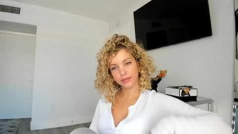 Media: theislandgirl Chaturbate 2023-12-18 20:58:00