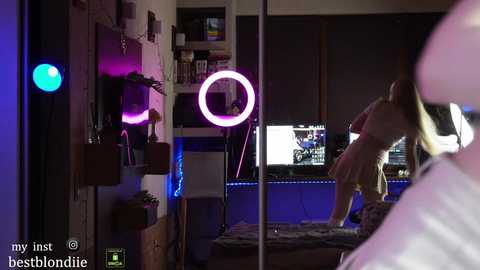 Media: bestblondiiecb Chaturbate 2023-12-19 18:34:00