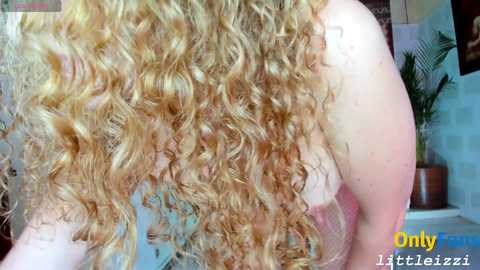 Media: little_izzi Chaturbate 2023-12-24 21:26:00