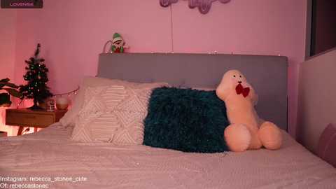 Media: rebeccastonee Chaturbate 2023-12-26 00:39:00