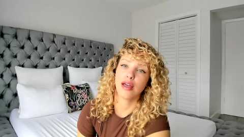 Media: theislandgirl Chaturbate 2024-02-23 18:48:00