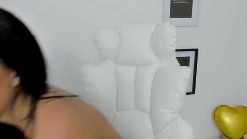Media: moniqueeass Chaturbate 2024-03-28 22:31:00