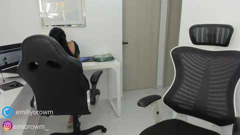 Media: emillybrowm Chaturbate 2024-04-05 16:47:00