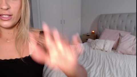 Media: parisbabyxox Chaturbate 2024-10-10 03:08:00