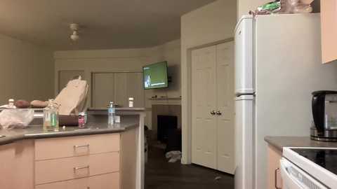 Media: kristicutiez Chaturbate 2024-10-14 07:24:00