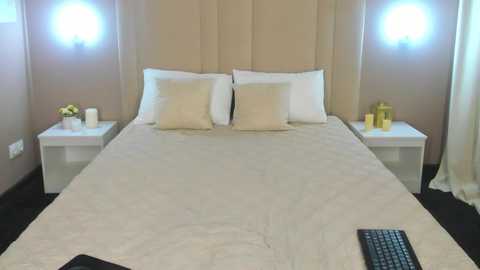 Media: yoursweethanna Chaturbate 2024-10-14 04:03:00