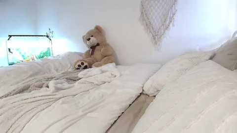 Media: luvlivvyy Chaturbate 2024-10-15 00:37:00