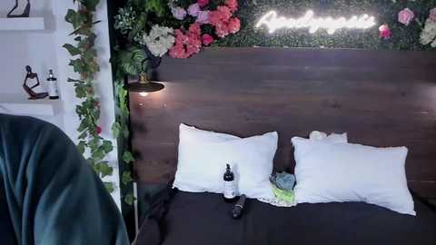 Media: jadeykhada Chaturbate 2024-10-23 00:52:00