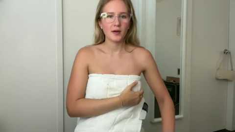 Media: itsssosierra Chaturbate 2024-10-29 02:48:00