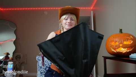 Media: bestblondiiecb Chaturbate 2024-11-01 00:02:00