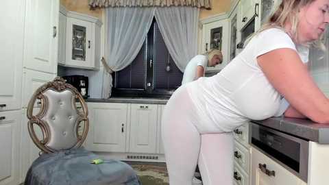 Media: tunderose Chaturbate 2024-11-03 07:49:00