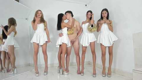 Media: your_dolls Chaturbate 2024-12-04 19:26:00