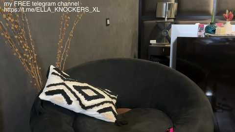 ella_knockers_xl @ chaturbate on 20250525