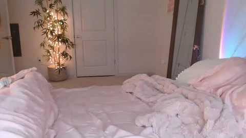 Media: lilyyymonroee Chaturbate 2025-06-18 12:40:00