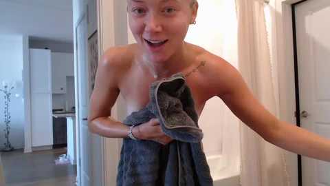 Media: lilyyymonroee Chaturbate 2025-08-08 12:45:00