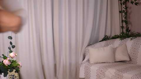 little_poetry @ chaturbate on 20250810