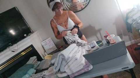 Media: kikilovespartylights Chaturbate 2025-08-19 18:12:00
